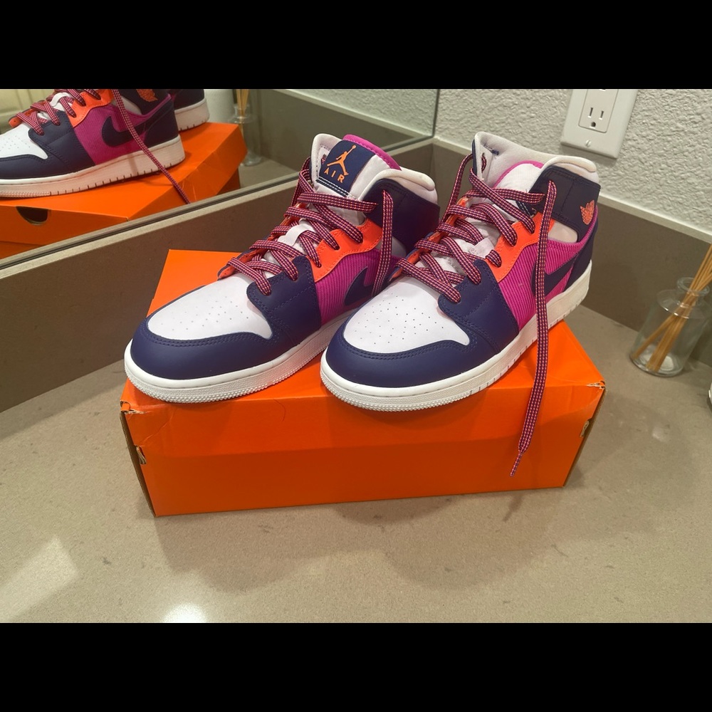 LIKE NEW Nike Air Jordans,